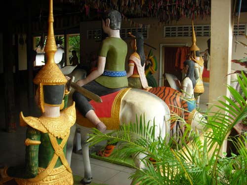 statues at the kampot wat